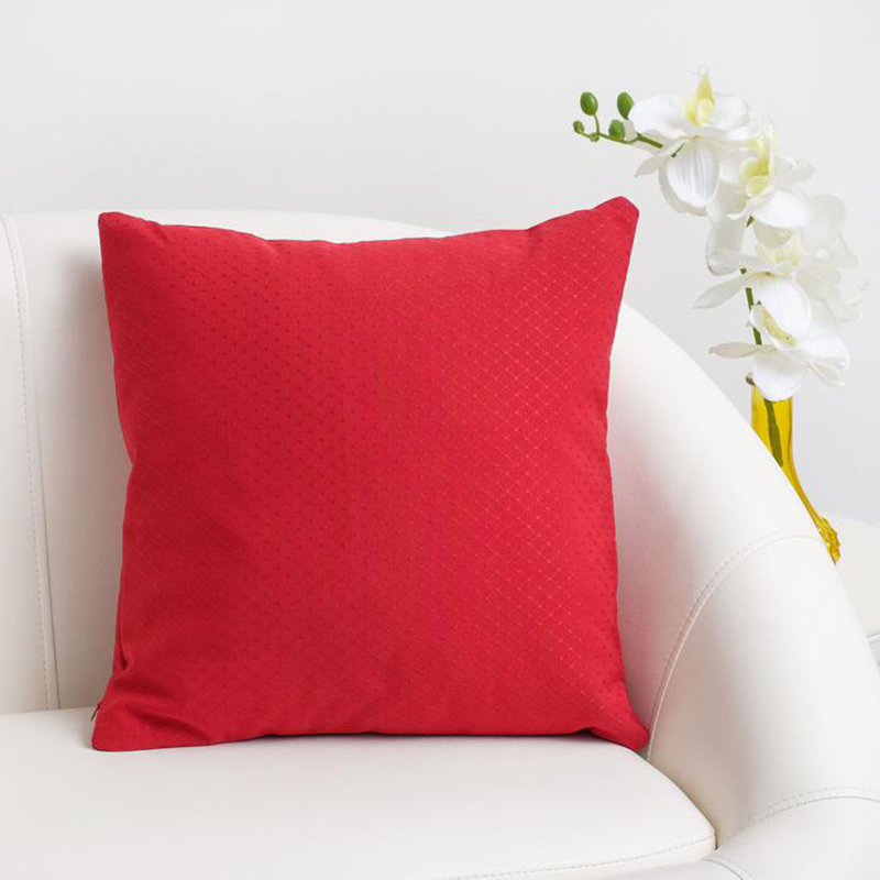 Подушки красного цвета. Диванные подушки красные. Красная декоративная подушка. Красная квадратная подушка. Красная бархатная подушка.