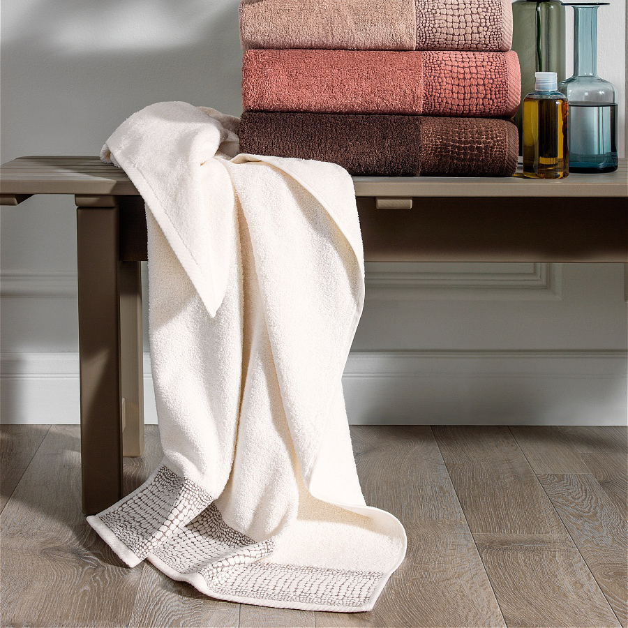 Приснилось полотенце. Роскошные полотенца. Текстиль для ванной комнаты. Красивое полотенце на столе. Коричневое полотенце.