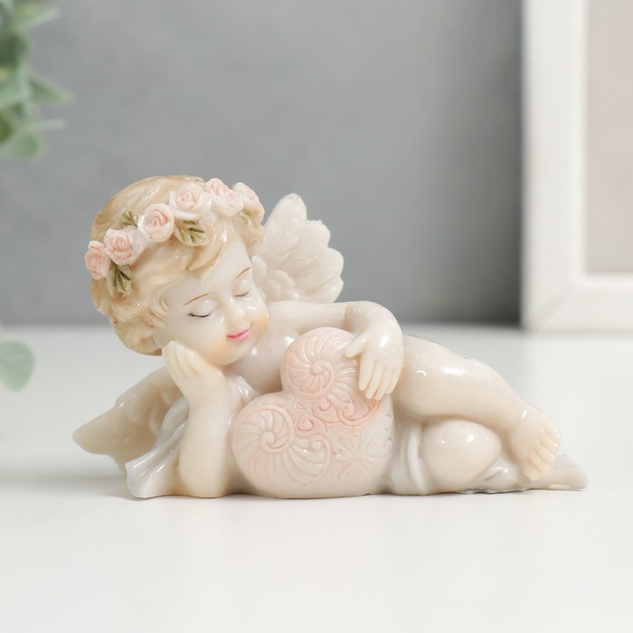 Сувенир Пухлый спящий ангел в цветочном венке, с ажурным сердцем (9х5х5 см), размер 9х5х5 см