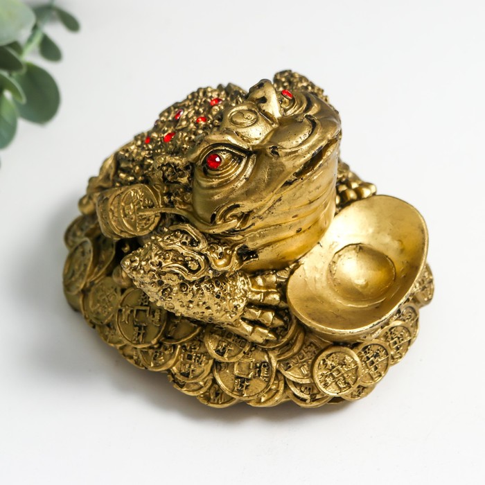 Фигурка Денежная жаба на монетах и золотых слитках (11х9х8 см), размер 11х9х8 см