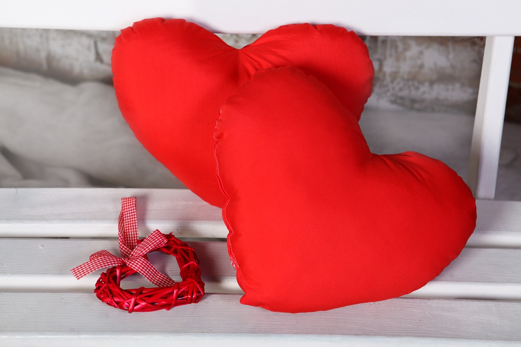 Сердце на подушке песня. Подушка сердце. Подушка сердечки. Текстильная подушка сердце. Декоративная подушка "сердце".