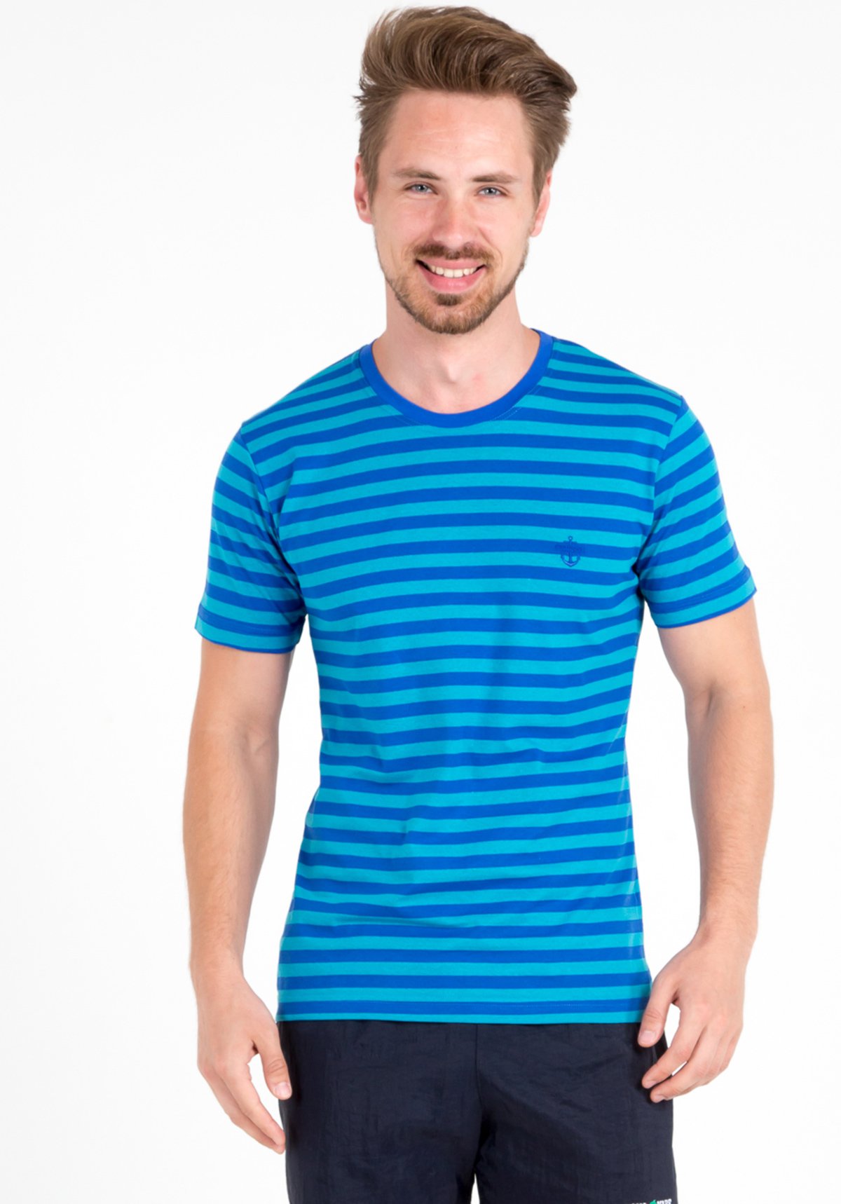 Мужчина в голубой футболке