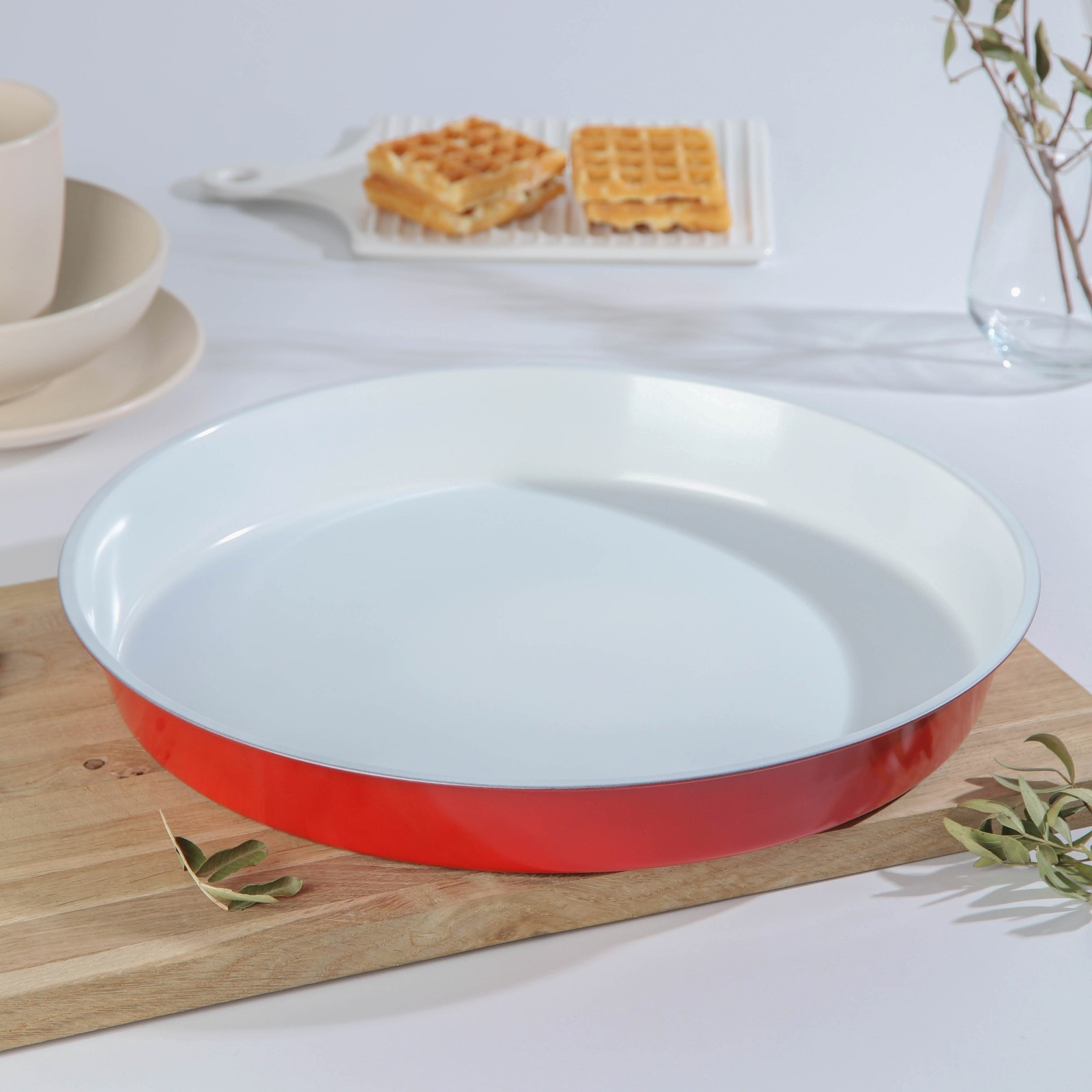 В кругу 36 см. Форма с крышкой для запекания в духовке 24 см круглая. Тарелка под выпечку керамическая. 36 См круг. Китайская посуда для выпечки. Красная в ленте.