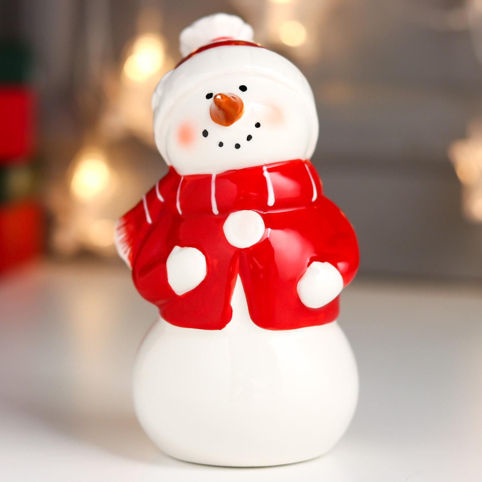 Сувенир Снеговик в красной куртке, шапке и шарфе (8х8х14 см)
