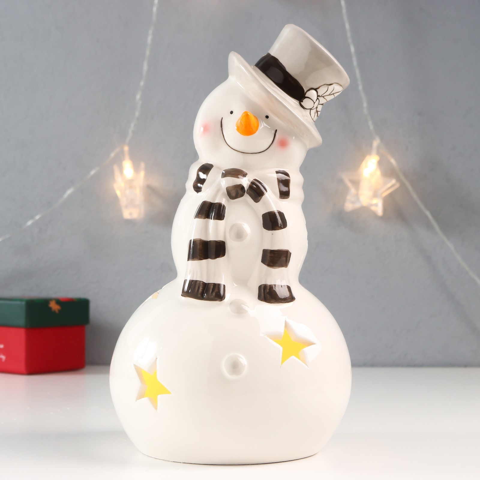 Сувенир Снеговик в бежевом цилиндре и полосатом шарфе (22х13х13 см)