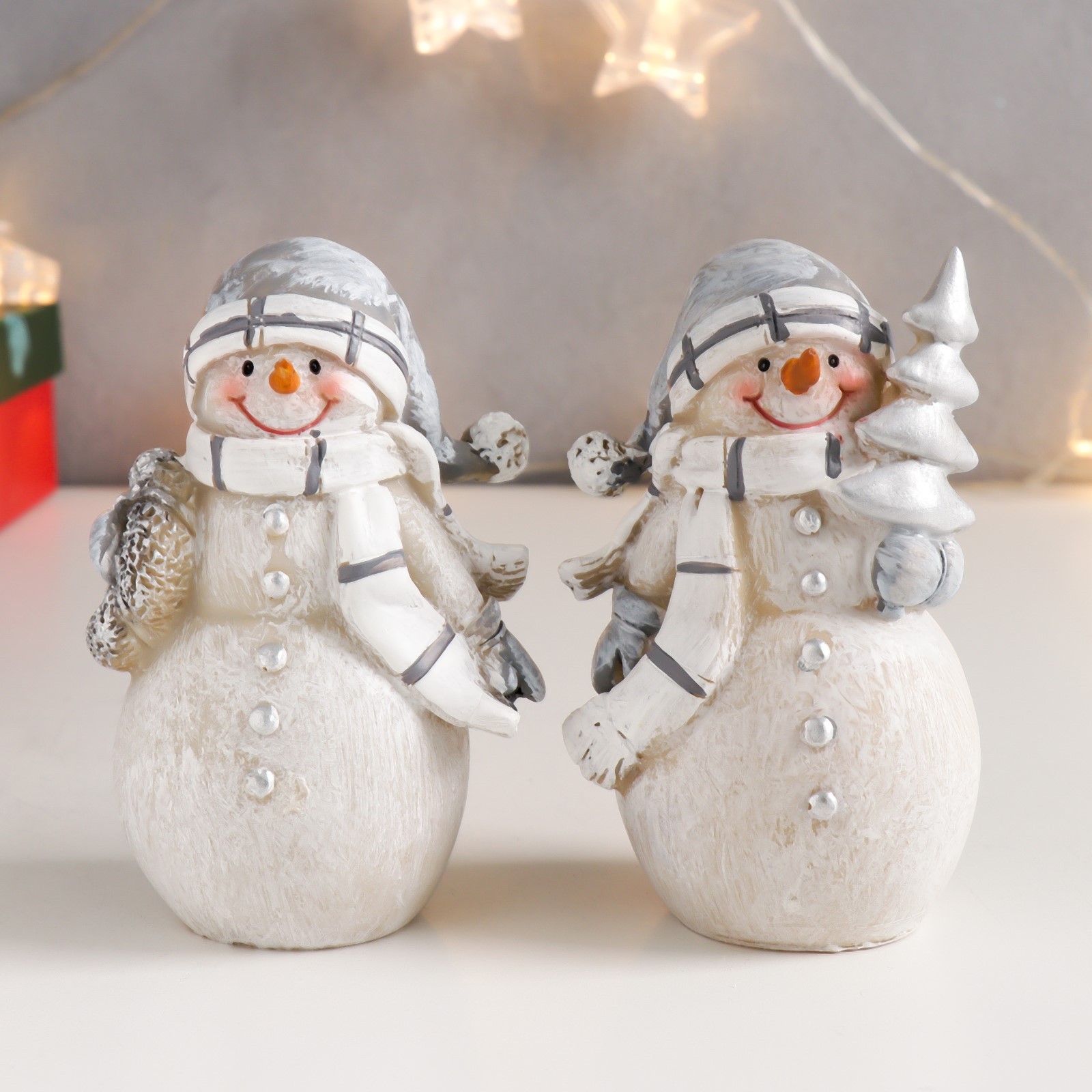Сувенир Снеговик в сером колпаке и белом шарфике, с ёлкой в ассортименте (12х7х6 см)