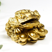 Фигурка Денежная жаба инь-ян со слитками золота (7х9х5 см)