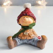 Сувенир Малыш в красной шапке и зелёном шарфике сидит (17х15х16 см)