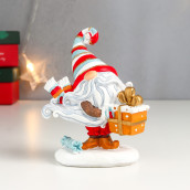 Сувенир Дедушка Мороз с подарком, в полосатом колпаке (13х6х11 см)