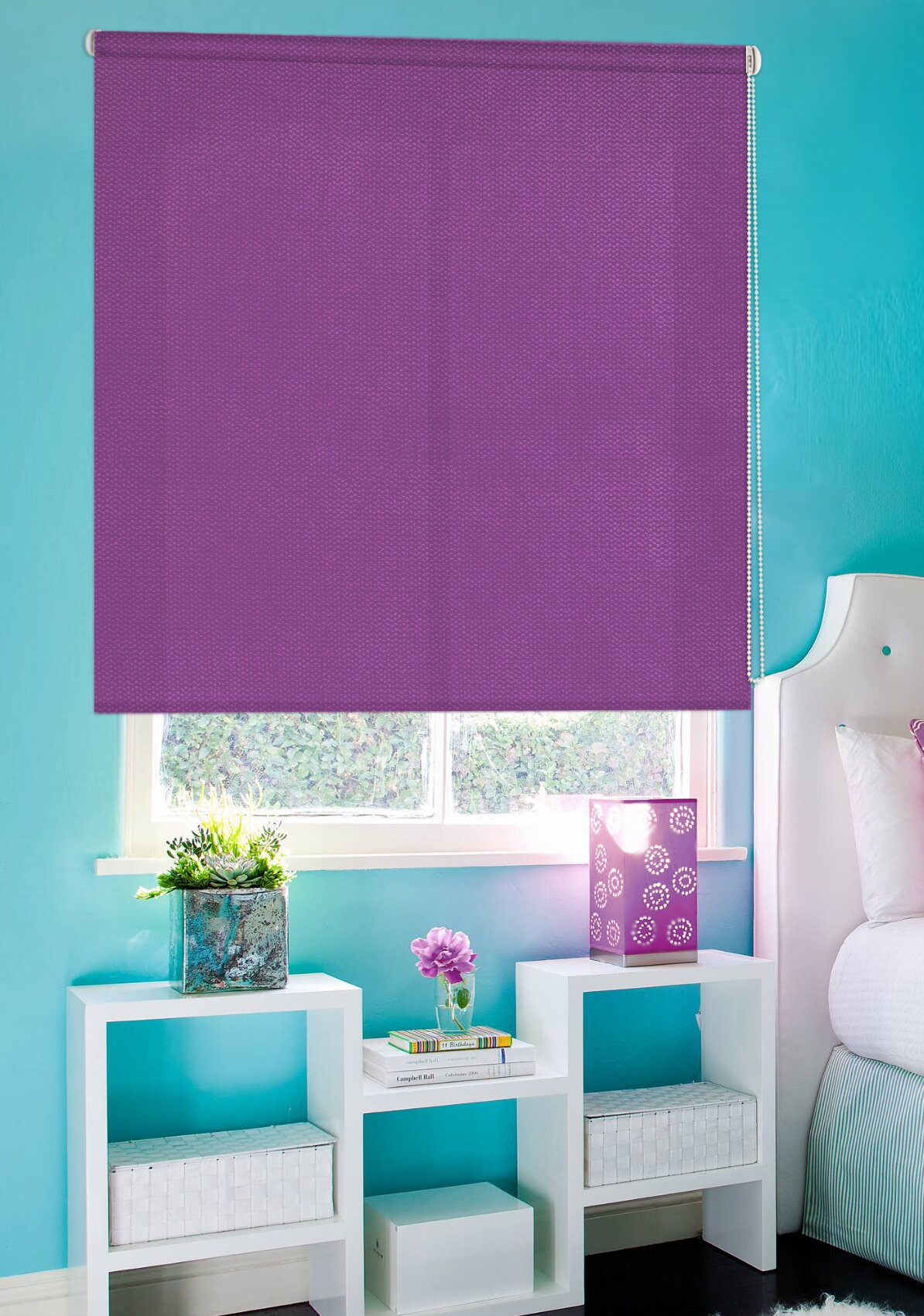 фиолетовые рулонные шторы в интерьере