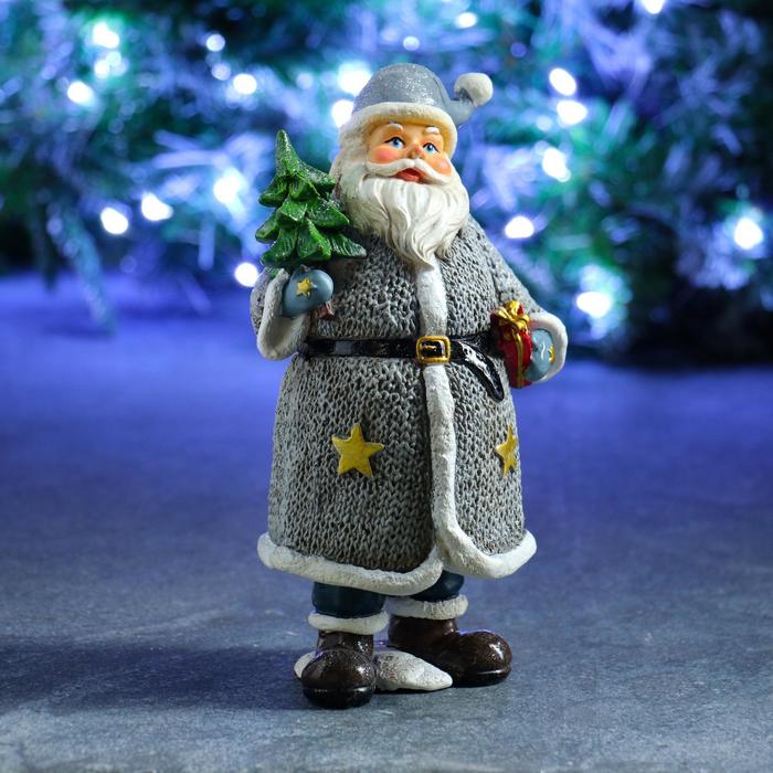 Фигурка Дед Мороз с елкой и подарком (21 см)